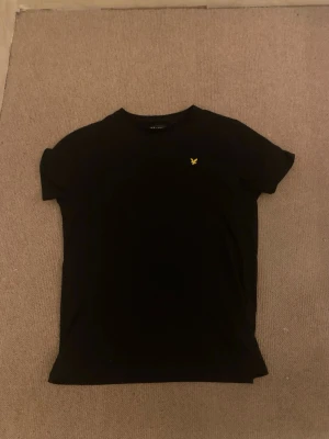 Lyle and scott tshirt - Knappt använd i nyskick. 