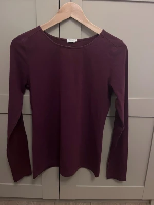 Filippa K vinröd tröja - Säljer denna långärmade vinröda tröjan från Filippa K i storlek M. Tröjan har inga defekter och är i ett mycket fint skick. 