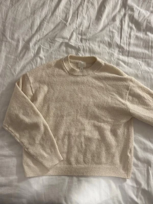 Stickad tröja  - Krämvit stickad tröja från hm