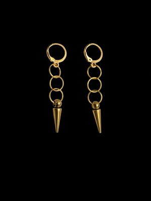 Örhängen  på bilden - Bilden visar ett par guldfärgade örhängen med ringar och konformad hängande detalj.