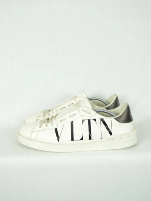 Valentino open sneakers  - VALENTINO GARAVNI OPEN SNEAKERS  Storlek : 43 1/2  Passform : Passar cirka 44,5  Användning : Skorna är i ett fint skick utan tydliga defekter  Nypris : Cirka 6500SEK