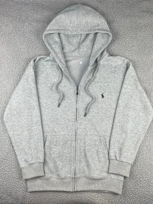 Grå hoodie från polo Ralph lauren - Säljer denna snygga hoodien från polon Ralph lauren. Väldigt bra skick, inga hål eller fläckar. Skickar den snabbt efter att du har gjort din beställning. Frågor? Skicka ett meddelande👍