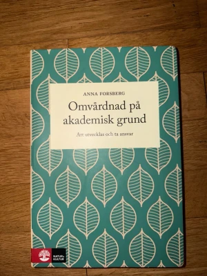 Omvårdnad på akademisk grund - Upplaga 1. Den här boken ger dig insikter om omvårdnad på akademisk nivå och hur du kan utvecklas och ta ansvar inom området. Perfekt för dig som vill fördjupa dina kunskaper och växa inom vård och omsorg.