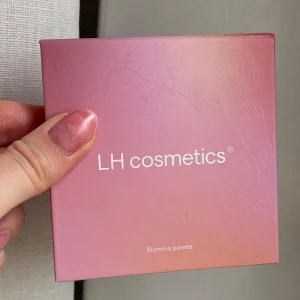 LH Cosmetics Blomma palette - Ögonskuggspalett från LH Cosmetics i mycket bra skick. Det är främst färgen Dahlia som är använd, se sista bilden. Nypris 500 kr