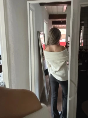Offshoulder vit stickad tröja - Säljer en supermysig offshoulder stickad tröja i vit färg. Tröjan har en bred krage som går ner över axlarna och långa ärmar. Perfekt för dig som gillar en chill och snygg stil med lite extra edge. Passar till både jeans och kjol.