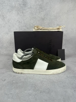 Valentino flycrew sneakers - – Condition: 9/10 - all spikes are still on  – Color: White & khaki  – What is included: Box, dustbag & card  – Retail price: 7400 + SEK