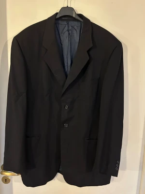 Van Gils kostym storlek 52 - Van Gils kostym. Storlek 52. Svart färg. Använd två gånger. Ordpris kavaj ca 2300kr och byxan va 900kr. 