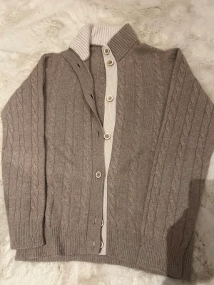 Beige cardigan Gran Sasso - Säljer denna riktigt schyssta kashmir cardigan från gran sasso. Skick 10/10. Modellen är 185. Tveka inte att skriva om ni har några funderingar!