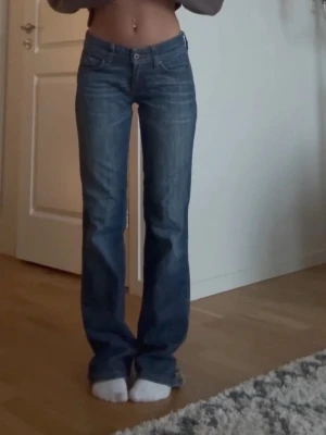 Lågmidjade jeans - Säljer dessa lågmidjade levis jeans då dem är lite för stora, de har lite slitningar längst ner💕