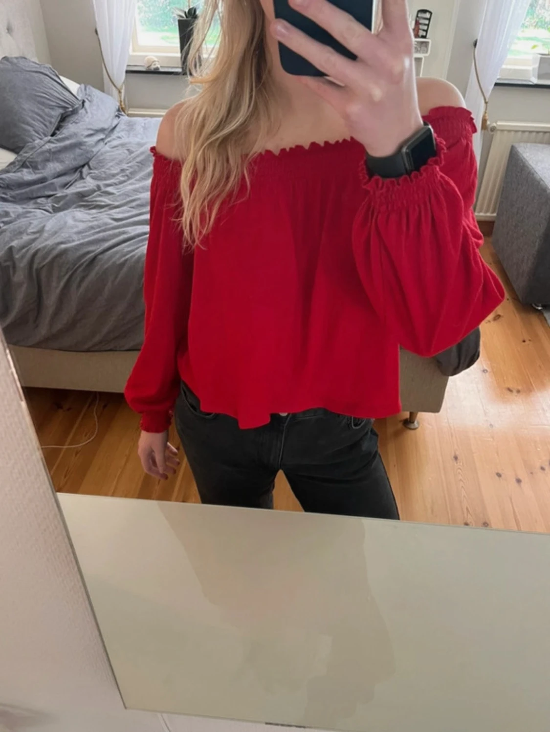 Röd offshoulder blus med volang