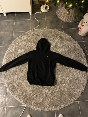 En svart långarmad Lile Scott hoddie - Tröjan är i ett väldigt bra skick och den har även skönt material vilket är perfekt nu när det är kallt. Har man frågor angående tröjan så är det bara att skicka.
