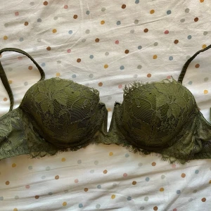 Intimissimi olivgrön bh - I modellen Sofia. Denna färg säljs inte längre. Den har använts ca två gånger men är som ny! Säljer även matchande trosor i strl S på min profil (helt oanvända med lappar kvar)! 