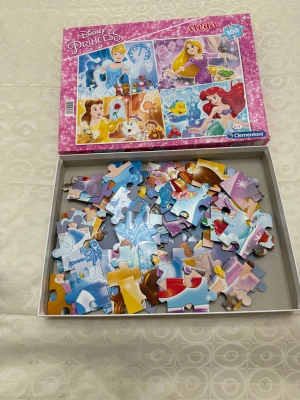 Disney Princess Mega 100 Bitar - Ett färgglatt pussel med 100 bitar som visar flera av Disneys populära prinsessor. Perfekt för dig som gillar utmaningar och vill ha kul med vänner eller familj.  Passar barn från 4 år