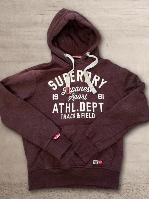 Superdry hoodie M - En väldigt snygg hoodie från super dry. I färgen vinröd. Storlek M. Bra skick! True to size. 😀