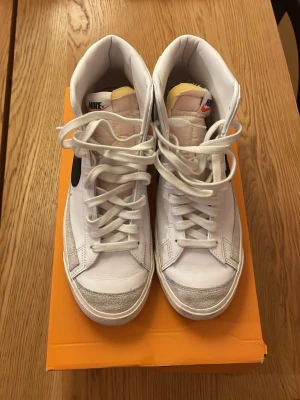 Nike blazer mid ’77 VNTG str: 44 - Säljer mina Nike blazer mid ’77, använda ett fåtal gånger men i väldigt bra skick. 