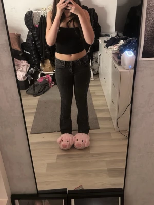 Svarta jeans från Perfect Jeans, strl 32 - Säljer ett par svarta jeans från Perfect Jeans i storlek 32. Jeansen har snygga broderade detaljer på bakfickorna och klassisk femficksdesign. Modellen är straight med normal passform och midwaist. Materialet är jeans med dragkedja och knapp framtill.