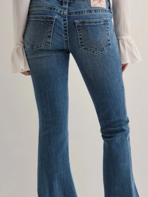 True religion jeans - Supersnygga true religion jeans, köpta på Nelly för ca 1200. De är i storlek 25 men har sytt upp de lite. Jag är 167 för referens o de sitter perfekt i längden. 💘