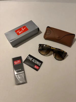 Rayban Boyfriend - RB4147 - Tjena! Säljer nu dessa Ray-Ban Boyfriend-solglasögon. De är i jättefint skick och helt oanvända. Det är en ersättningsprodukt, därför säljer jag dem.  Storlek: XL (60 mm) Allt original medföljer: box, putsduk, fodral osv.  Vid frågor är det bara att höra av sig! 