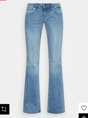 Bootcut ljusblå jeans från Only  - Säljer ett par snygga ljusblå bootcut jeans från Only, de har haft slits i benen som är ihopsytt. Byxorna är väldigt lågmidjade och är i storlek 30/30