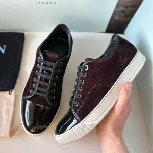 Nya Lanvin Sneakers - Nytt skick, endast testade men sulan höll på att bli gul så jag fixade vitningskräm! Nypris ca 5000kr. Storlek 42/UK7.  Dustbag 2x medföljer. Självklart äkta - kolla bara recensionerna! Skriv för mer information🤝