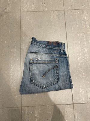 Dondup George Jeans - Säljer nu dessa Dondup George Jeans med snygga slitningar i populär design, skriv för fler bilder/frågor🙌🏼