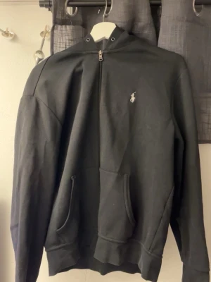 Ralph lauren zip Hoodie storlek M - Stilren zip hoodie i storlek M ej använd mycket, säljs pågrund av jag ej använder den mycket 