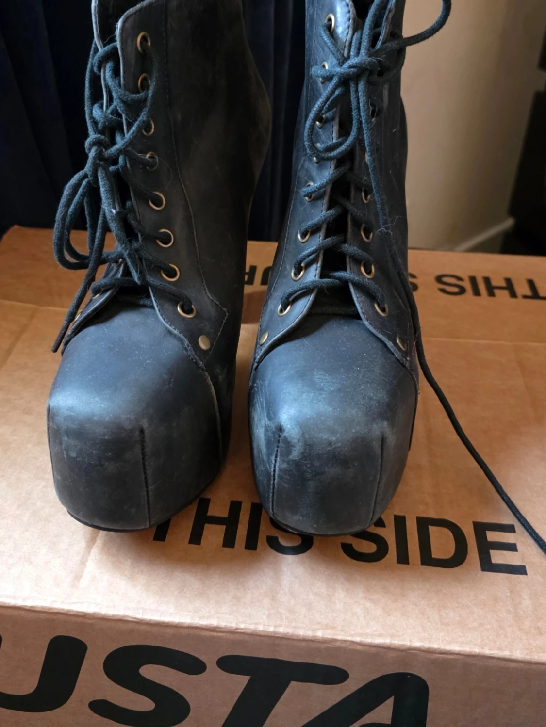 Svarta boots med träklack och snörning