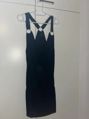 Mekko M - Musta kevyt rantamekko. Koko M. Kaikai n 40cm, pituus n 78cm. Eläintalous MMM, lisätietoja saa kysymällä Katsothan myös muut ilmoitukseni Tarjoa 