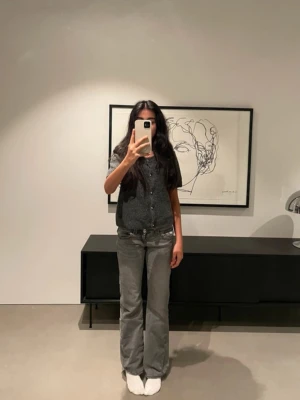 Jeans -  Jättefina gråa jeans flare Från Gina Tricot