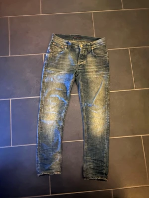 Nudie Jeans slim fit blå denim - Säljer ett par Nudie Jeans i slim fit-model. W28 och runt L30 efter som dem var L32 från början men sedan uppsydda till L30/L31