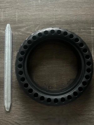 Punkteringsfritt däck till elscooter - Köpte den när jag hade en elscooter men nu är den såld och jag vill sälja däcket också.