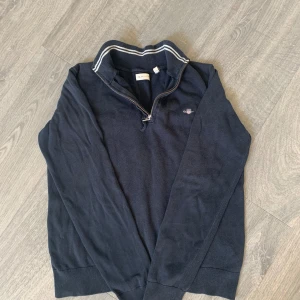 Marinblå half zip tröja från GANT - Blå ganttröja