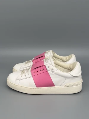 Valentino Open Skor | 37 - Valentino Open Skor i jättefint skick! Storlek 36.5 men passar större. Nypris: 7000kr. Självklart äkta! Hör av er vid funderingar 🙌