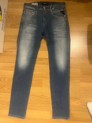 Replay jeans anbass - Snygga blåa Replay jeans anbass i storlek 29 längd 32. Säljer för att byxorna är för små för mig nu.