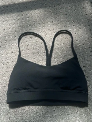 Lululemon sport-bh - Flow Y Bra från Lululemon i stl M. Aldrig använd pga för liten för mig.