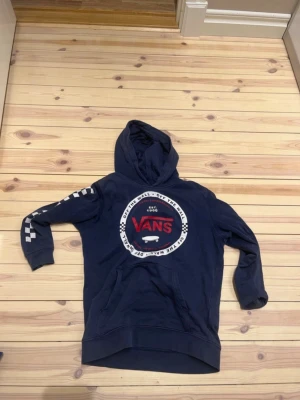Vans huddie  - Fin huddie i bra skick storlek S vans säljes till bra pris 