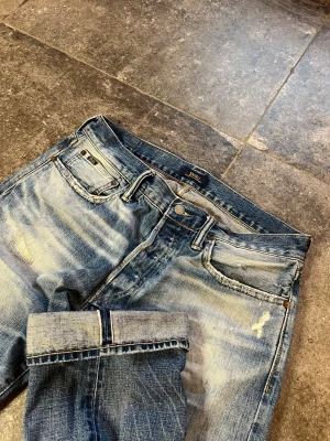 Selvedge Ralph Lauren Jeans - Tja! säljer nu mina otroligt snygga selvedge raffe jeans i strlk 32/32👏 Selvedgen är japansk vilket ofta ses som den högsta kvalitet🫡 fadesen och slitningarna är helt sjukt feta och passformen är en riktigt schysst straight/loose✌️ 