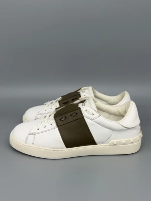 Valentino Open Skor | 42 - Valentino Open Khaki skor! Storlek 42, passar även aningen större. Nypris: 7000kr. Självklart äkta! Hör av er vid funderingar 🙌