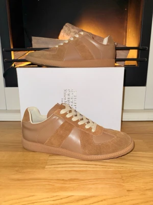 Margielas - Säljer nu dessa riktigt snygga Maison Margiela Gats i strl 42. Helt nya aldrig använda. Du får med allt som syns på bilderna dvs skor, dustbag, box osv. Mer Margiela skor finns i min profil. Bara att skriva ett DM vid intresse!