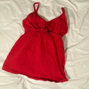 Rött babydoll linne från jung stil - Älskar detta linne supermycket, storleken ser liten ut men tyget kan stretchas rätt så långt och jag skulle nog säga att det är en XS. Man kan knyta upp rosetten på framsidan och då blir det sex snören men jag har flätat det till två eftersom jag tycker det är snyggare! Baksidan är också så fin! 