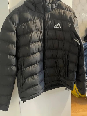 Adidas Jacka  - Säljer en snygg adidas jacka, perfekt för vintern. Jag säljer den då jag inte använder den längre. Storlek är M. Inga defekter. Priset kan diskuteras.