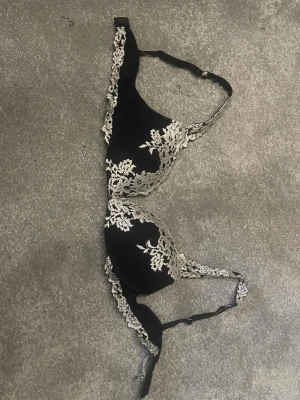 Intimissimi bh 75c - Säljer en svart Intimissimi bh i storlek 75c då den är för liten för mig💕