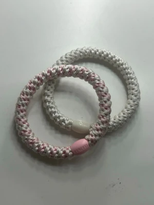 Snoddar från Kknekki - Hårsnoddar från Kknekki i vitt och ljusrosa💞Helt oanvända så fint nyskick.