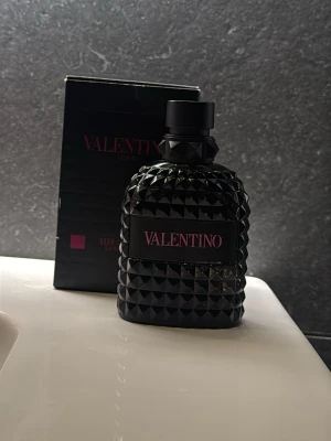 Valentino Born In Roma Extradose 100ml - Obs, den är en A replika.Stilren herrparfym från Valentino med modern design. Volym: 100 ml. Perfekt för dig som vill sticka ut med en exklusiv touch. Snygg flaska och originalkartong medföljer. Kolla sista bilden för mängden kvar.
