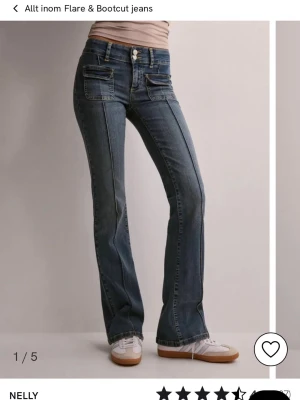 Blå bootcut jeans från Nelly - Säljer dessa populära bootcut jeans från Nelly som är slutsålda! Knappt använda