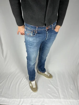 Jacob Cohën 688C SPECIAL - Size: W32 Skick: 9/10, väldigt bra utan defekter. Retail pris: 5000 SEK. Modellen är 185cm och väger 78kg. Mått: 42x102cm (Ytterben + midja) Hör av dig vid frågor eller funderingar!