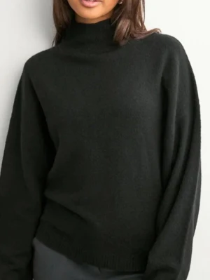 Stickad tröja  - Säljer denna jätte sköna och mysiga tröjan från Nelly men polo som är jätte mysigt nu när det är vinter. Säljer då jag köpte fel storlek, den är i nyskick och har inga skador 🥰