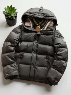 Burberry jacka  - Burberry jacka i storlek M, passar även S. Endast använd ett fåtal gånger och i mycket fint skick.  Pris: 2200 kr Priset kan diskuteras vid snabb och smidig affär.