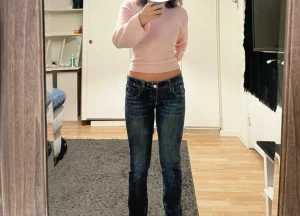 Mörkblå Victoria-Beckham jeans  - Snygga mörkblå jeans från Victoria Beckham med raka ben och låg midja. Bakfickorna har broderade kronor i vitt som ger en unik touch. Jeansen är i klassisk denim och har en stilren passform som sitter riktigt bra.