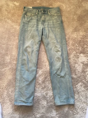 Straight relaxed fit jeans från H&M - Ljusblå jeans från H&M i modellen straight relaxed fit. Klassisk femficksdesign med raka ben och avslappnad passform. Tillverkade i bomull med snygga kontrastsömmar. Perfekta för dig som gillar en chill och enkel stil.